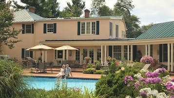 Una piscina al aire libre de temporada (de 08:00 a 20:00), sombrillas