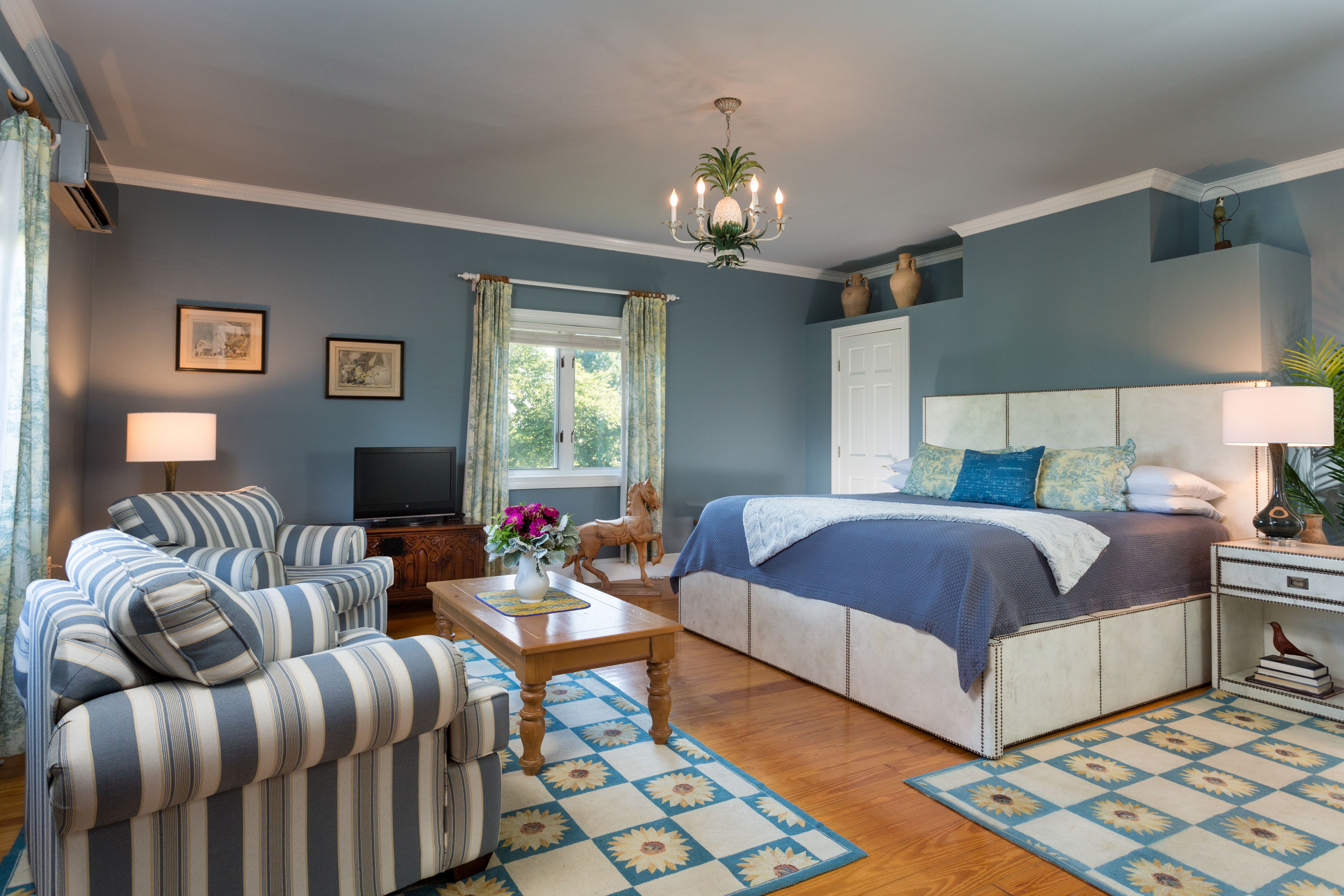 Renoir | Premium bedding, individually decorated, individually furnished, desk