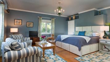 Renoir | Premium bedding, individually decorated, individually furnished, desk