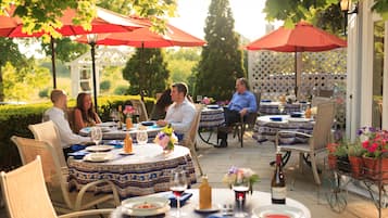 Se sirven almuerzos y cenas (con vistas al jardín)