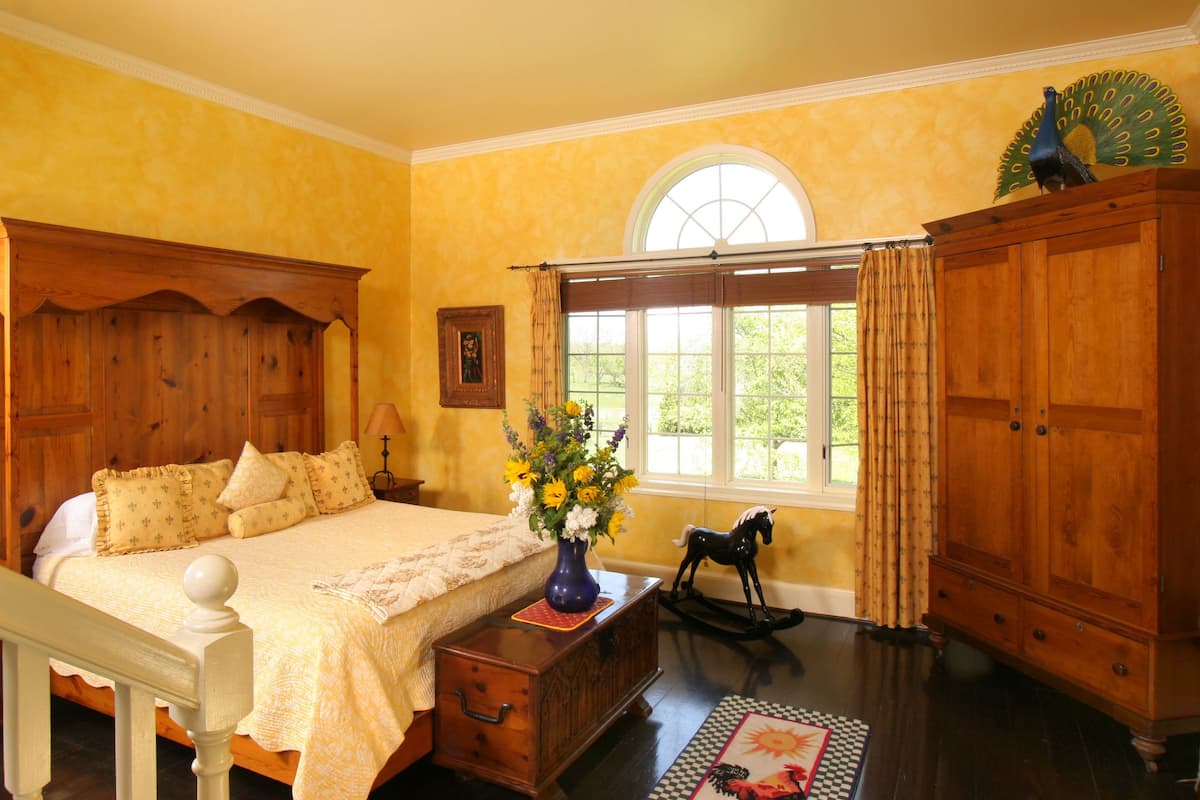 Van Gogh | Premium bedding, desk, iron/ironing board, rollaway beds (surcharge)