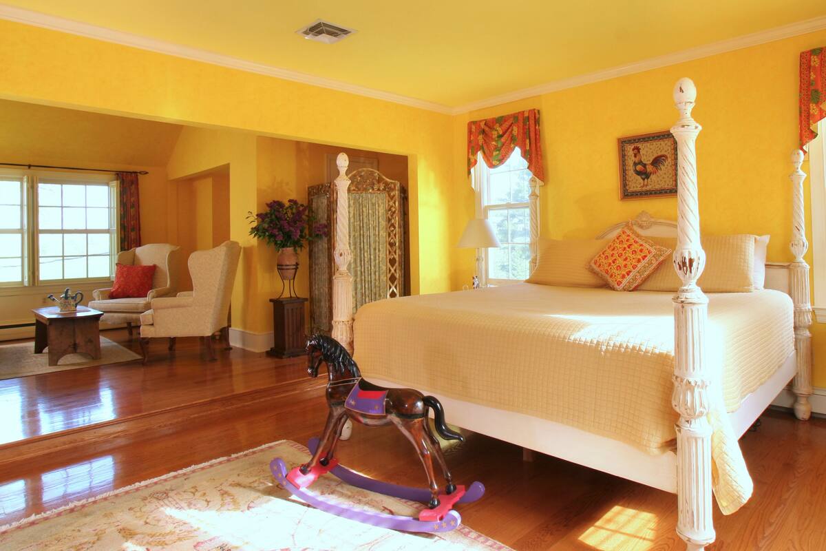 Louis XIV at the Villa | Premium bedding, desk, iron/ironing board, rollaway beds (surcharge)
