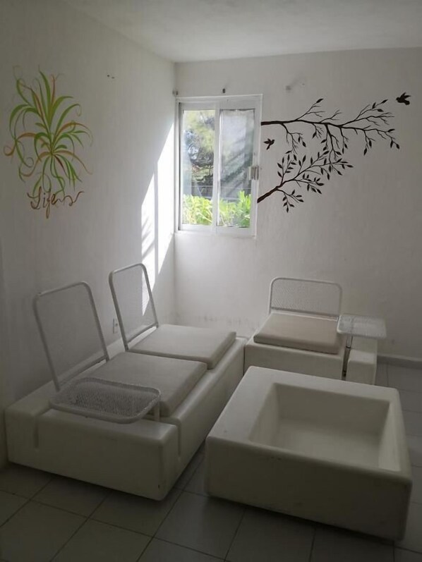 Double Room | Living room - Hostel Punta Sam (Punta Sam)