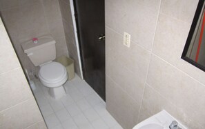 تجهيزات دش، مستلزمات مجانية للعناية الشخصية، مناشف