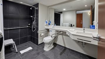 Habitación, 1 cama Queen size | Baño | Regadera, amenidades de baño gratuitas, secadora de cabello, toallas