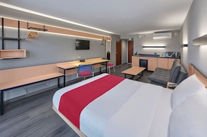Escritorio, cortinas blackout y tabla de planchar con plancha 