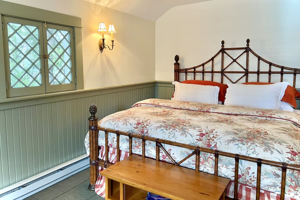 Standard Cottage, 1 King Bed with Sofa bed, Non Smoking (Carriage House) | 1 bedroom, premium bedding, down comforters, individually decorated