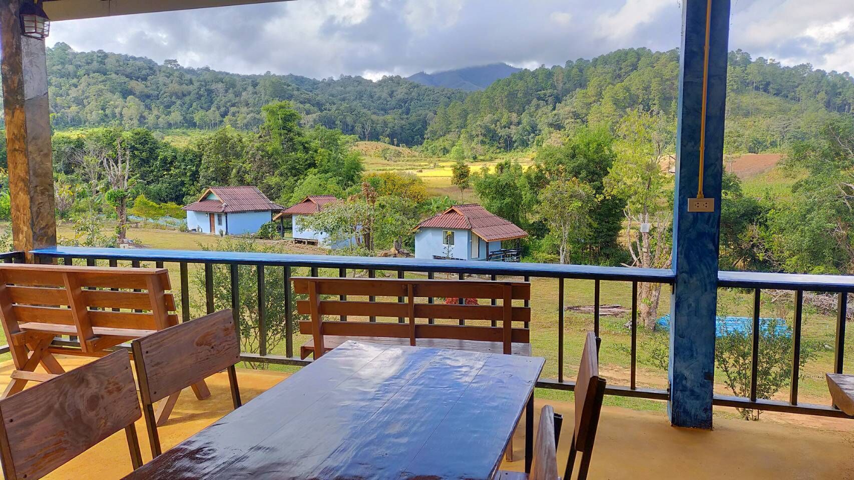 Breakfast, lunch, dinner served; Thai cuisine 