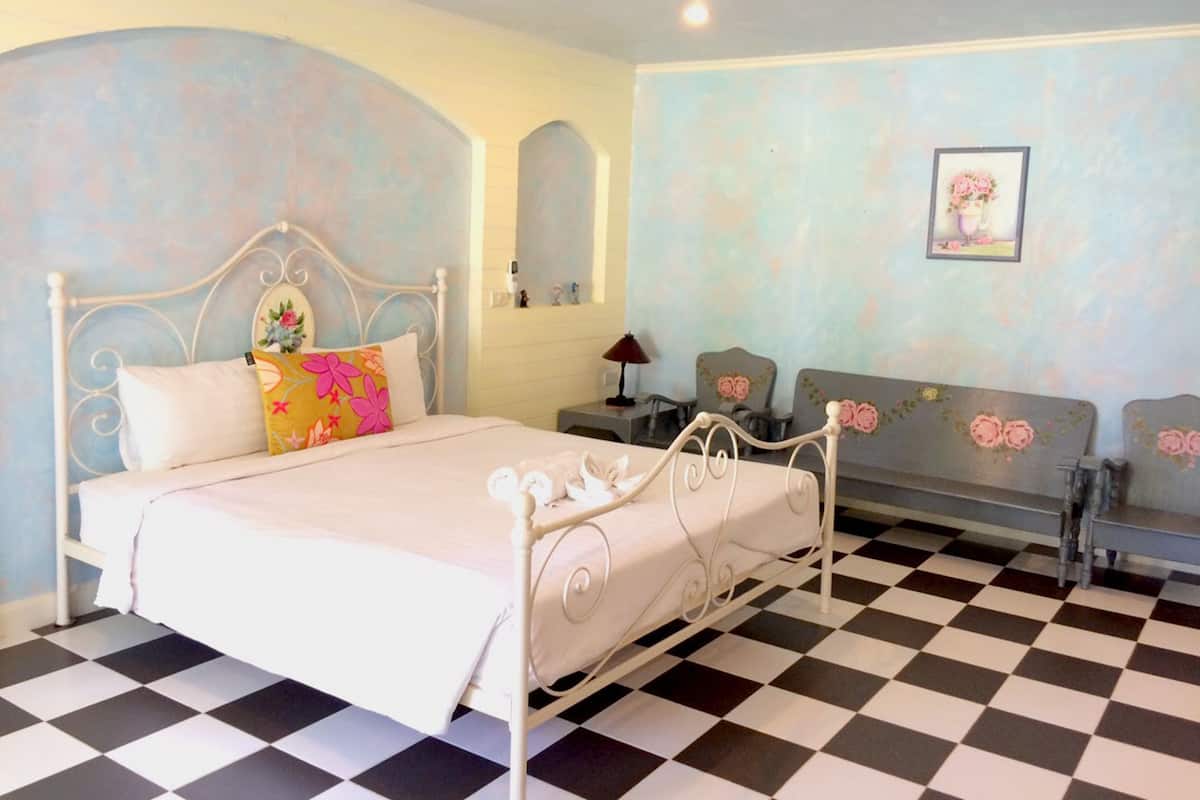 Ein Zimmer mit einem Bett, einem Schreibtisch und einem Stuhl.