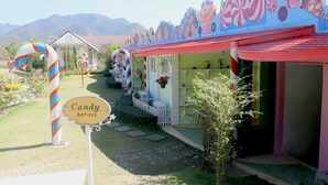 Un bâtiment décoré sur le thème des bonbons, avec une enseigne indiquant « Candy 207-211 ».