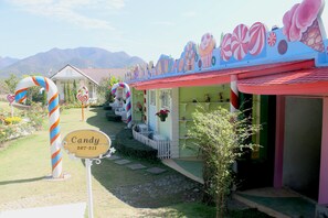 Candy Room | มินิบาร์, โต๊ะทำงาน, ผ้าม่านกันแสง, เตียงเสริม/เปล