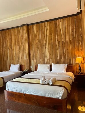 Deluxe-Dreibettzimmer, 1 Schlafzimmer, Balkon, Gartenblick | Pillowtop-Betten, Minibar, Zimmersafe, individuell dekoriert