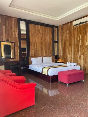 デラックス ダブルルーム ダブルベッド 1 台 バルコニー ガーデンビュー | ピロートップベッド、ミニバー、セーフティボックス (室内)、客室ごとに異なる装飾