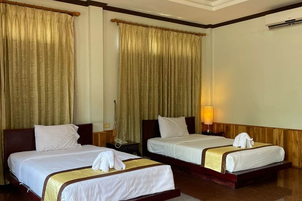 Deluxe Twin Room | In-room safe, desk, laptop workspace, iron/ironing board (on request)