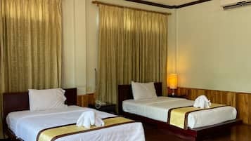 Kamar Twin Deluks | Brankas, meja kerja, ruang kerja ramah laptop, dan setrika/meja setrika