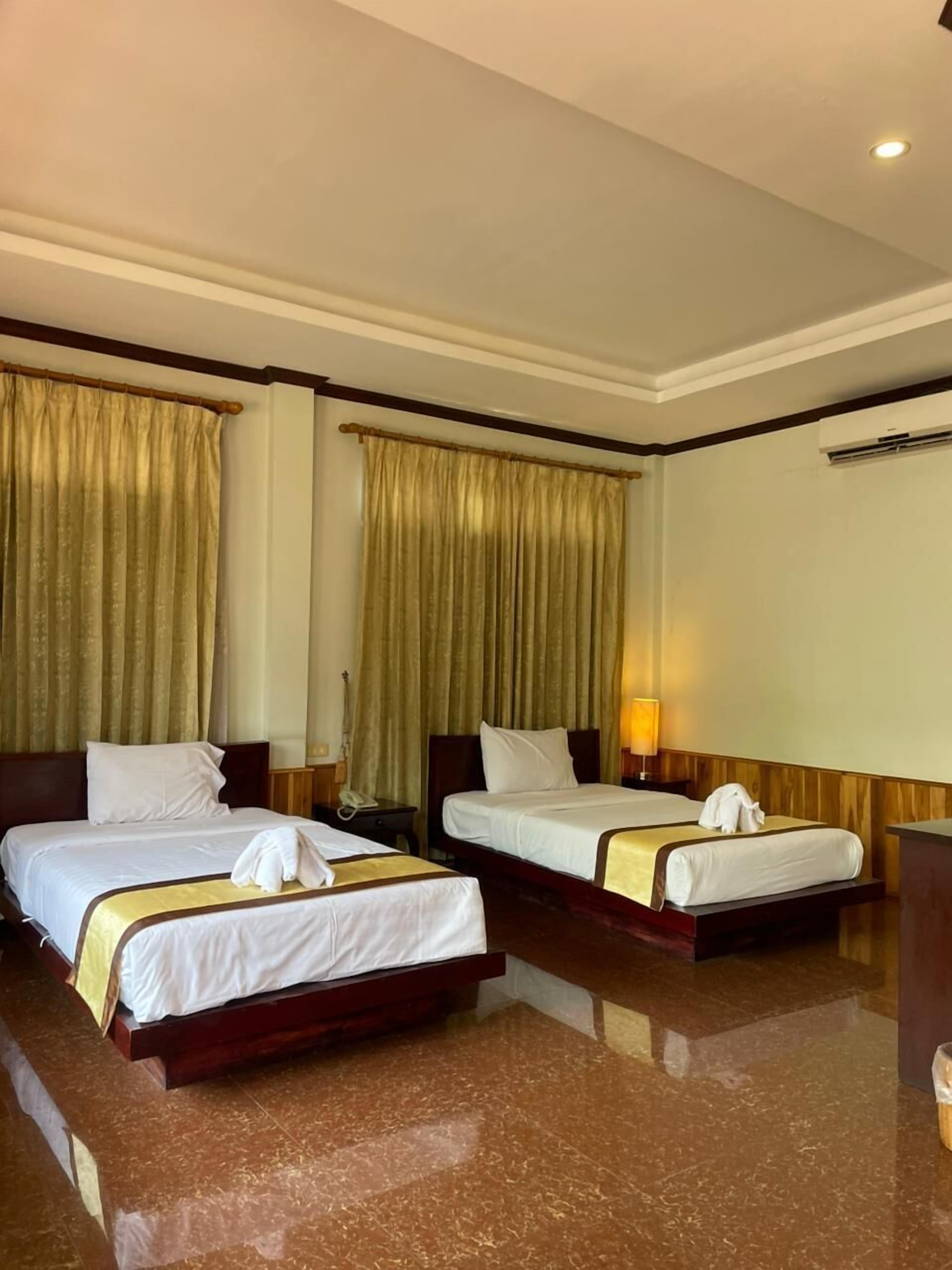 Tvåbäddsrum Deluxe - 1 sovrum - balkong - utsikt mot trädgården | Bäddmadrasser, minibar och värdeförvaringsskåp på rummet