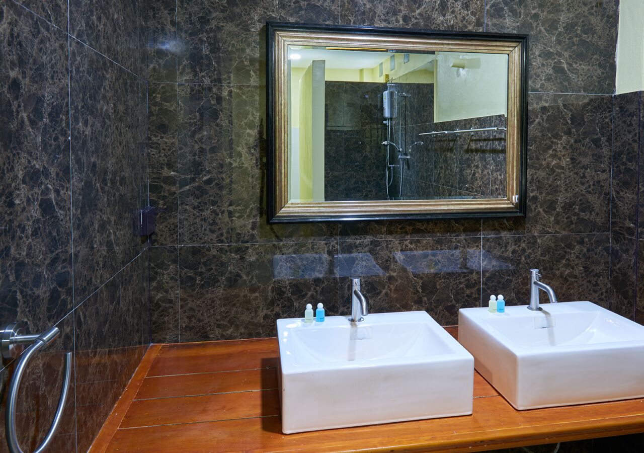 suite | bathroom | shower, free toiletries, towels