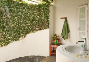 Ducha, artículos de tocador gratuitos, toallas