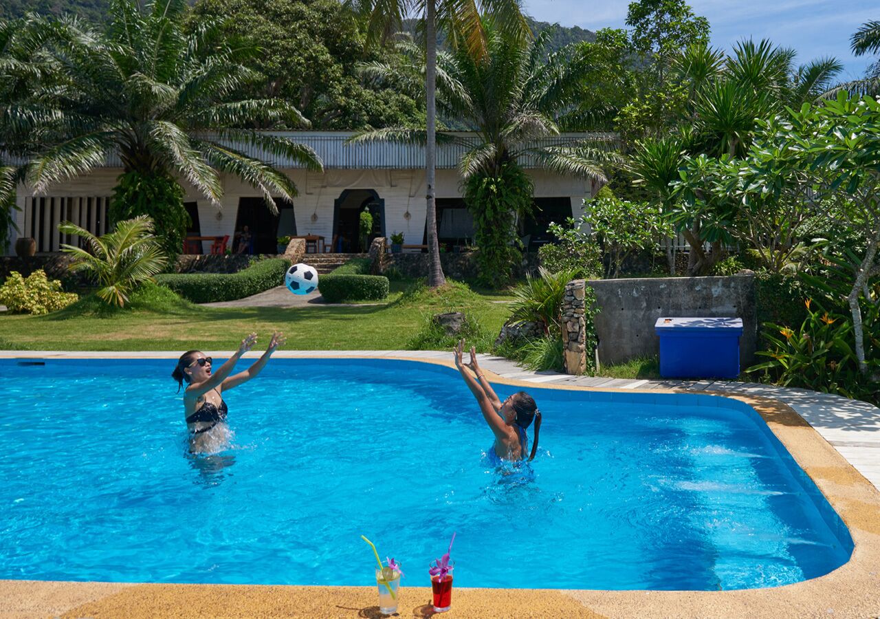 Utendørsbasseng, bassengparasoller og solsenger