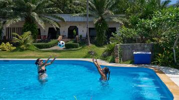 Utendørsbasseng, bassengparasoller og solsenger