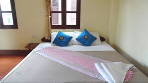 A bed with white bedding, two blue pillows, and a pink blanket. - Mao Phashok Guesthouse (Luang Prabang)