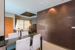 Villa Deluxe, 3 chambres | Repas dans la chambre