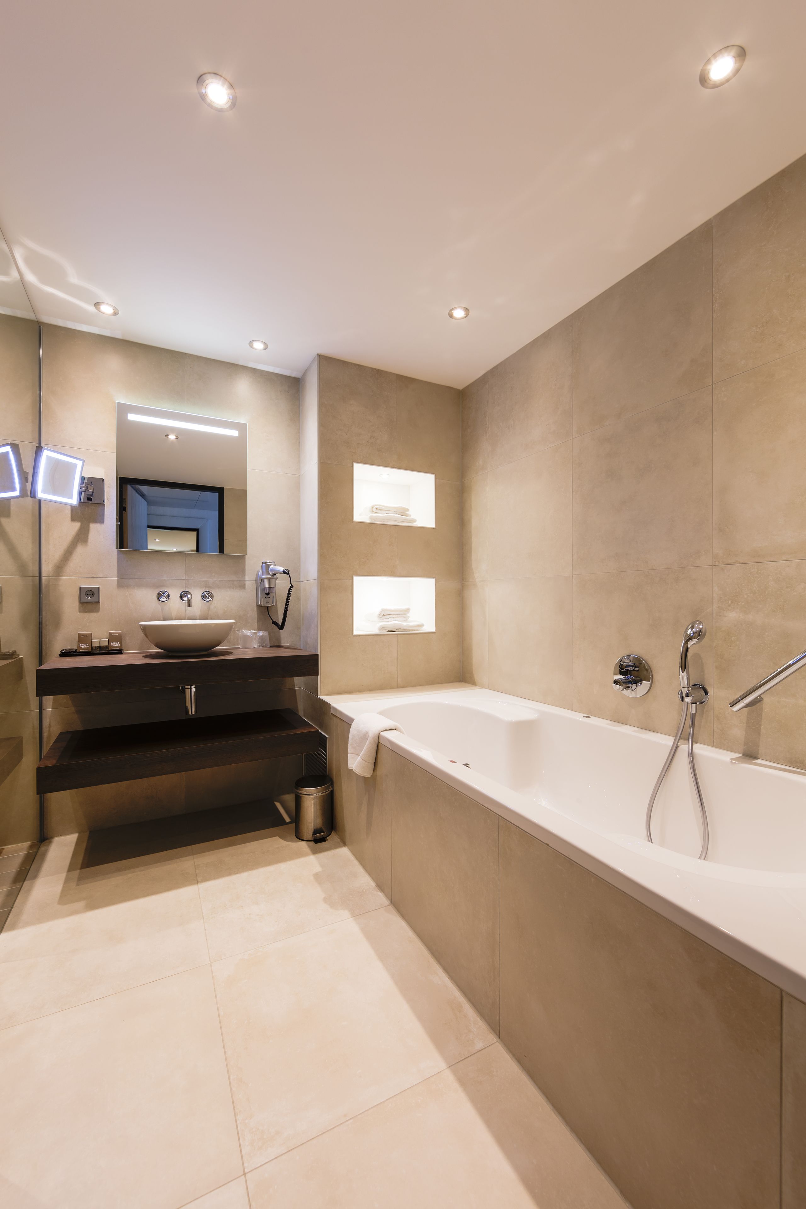 rainfall showerhead, free toiletries, hair dryer, towels