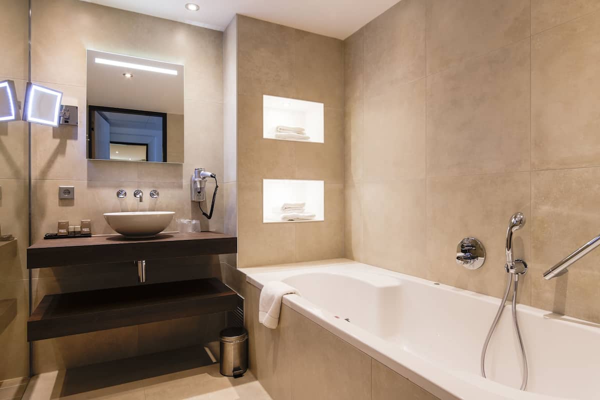 rainfall showerhead, free toiletries, hair dryer, towels