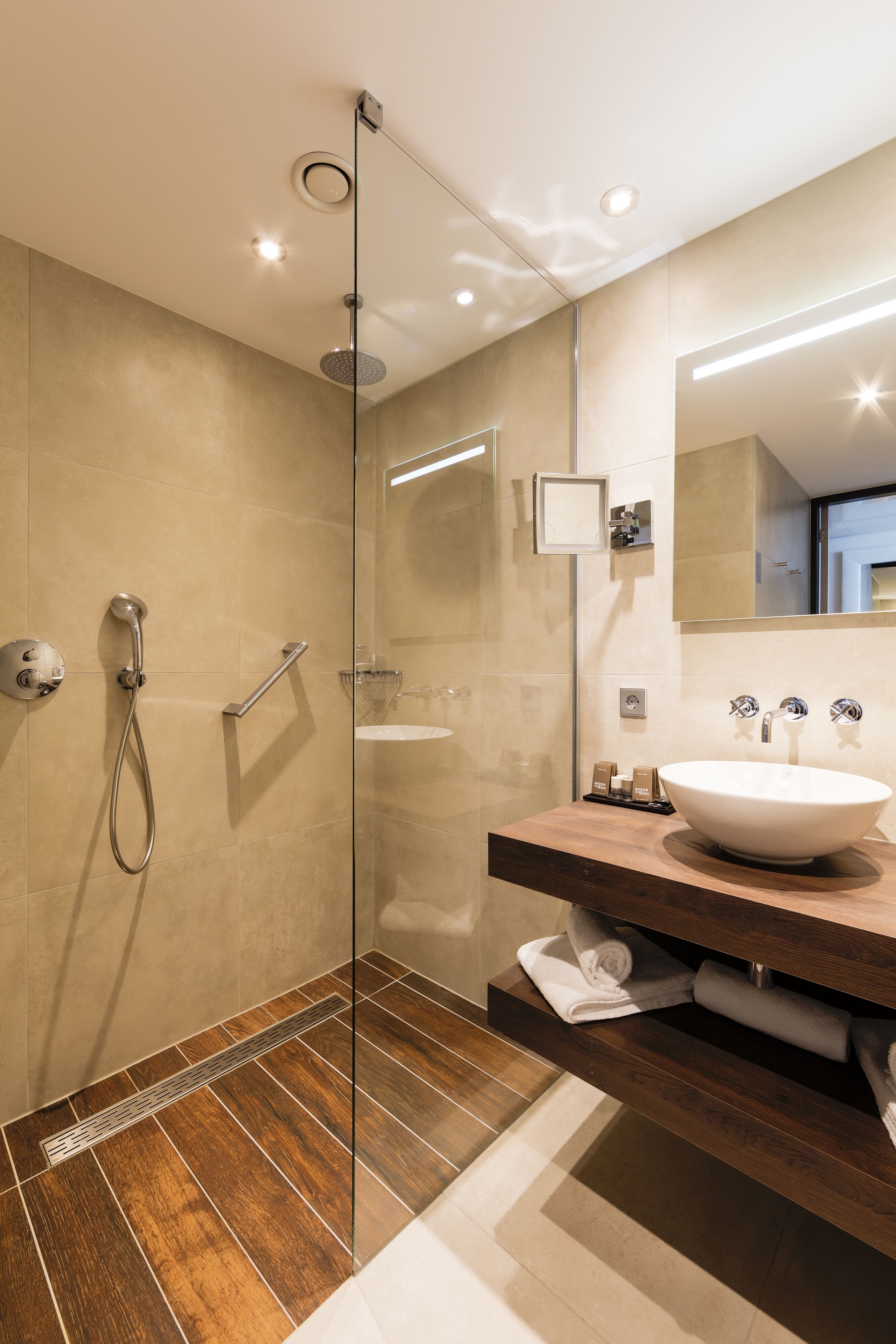 rainfall showerhead, free toiletries, hair dryer, towels