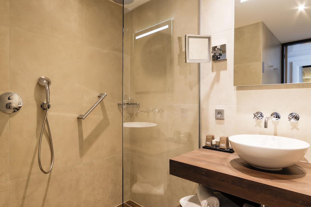 rainfall showerhead, free toiletries, hair dryer, towels