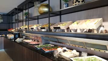 Frukostbuffé varje dag (EUR 19.50 per person)