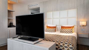 Comfort Double Room, Balcony | Minibar, in-room safe, desk, blackout drapes