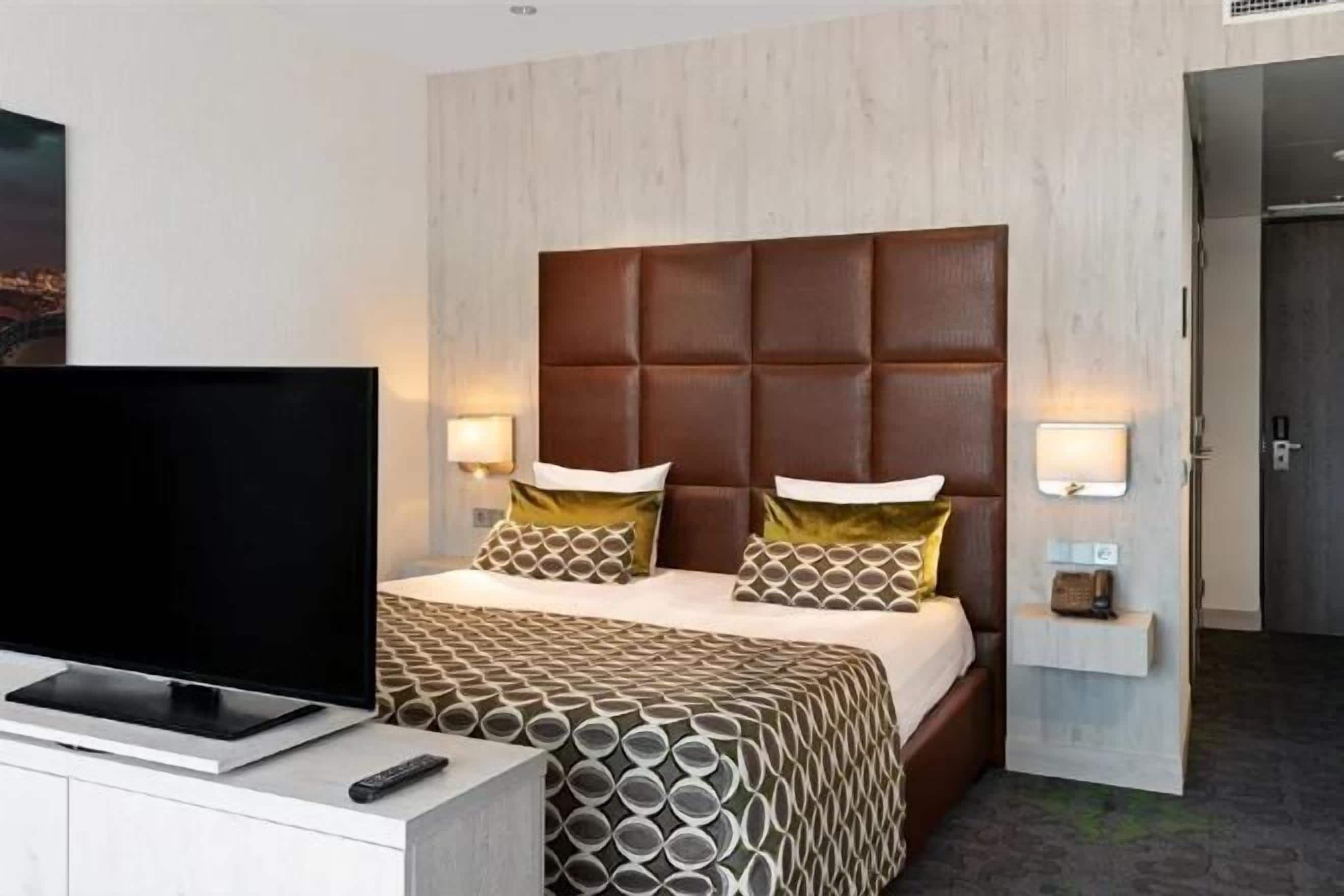 มินิบาร์, ตู้นิรภัยในห้องพัก, โต๊ะทำงาน, ผ้าม่านกันแสง