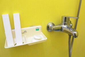 Buồng tắm vòi sen, đồ dùng nhà tắm miễn phí, khăn tắm