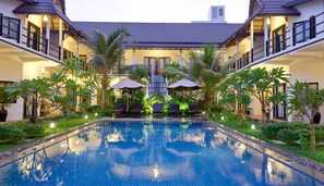 Outdoor pool, pool umbrellas, sun loungers - SR Sofia Villa Hotel (Siem Reap)