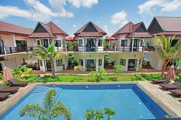 Outdoor pool, pool umbrellas, sun loungers - SR Sofia Villa Hotel (Siem Reap)