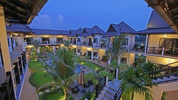 Alberca al aire libre, sombrillas en la alberca y camastros