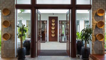 Se sirven desayunos y cocina internacional (con vistas a la piscina)