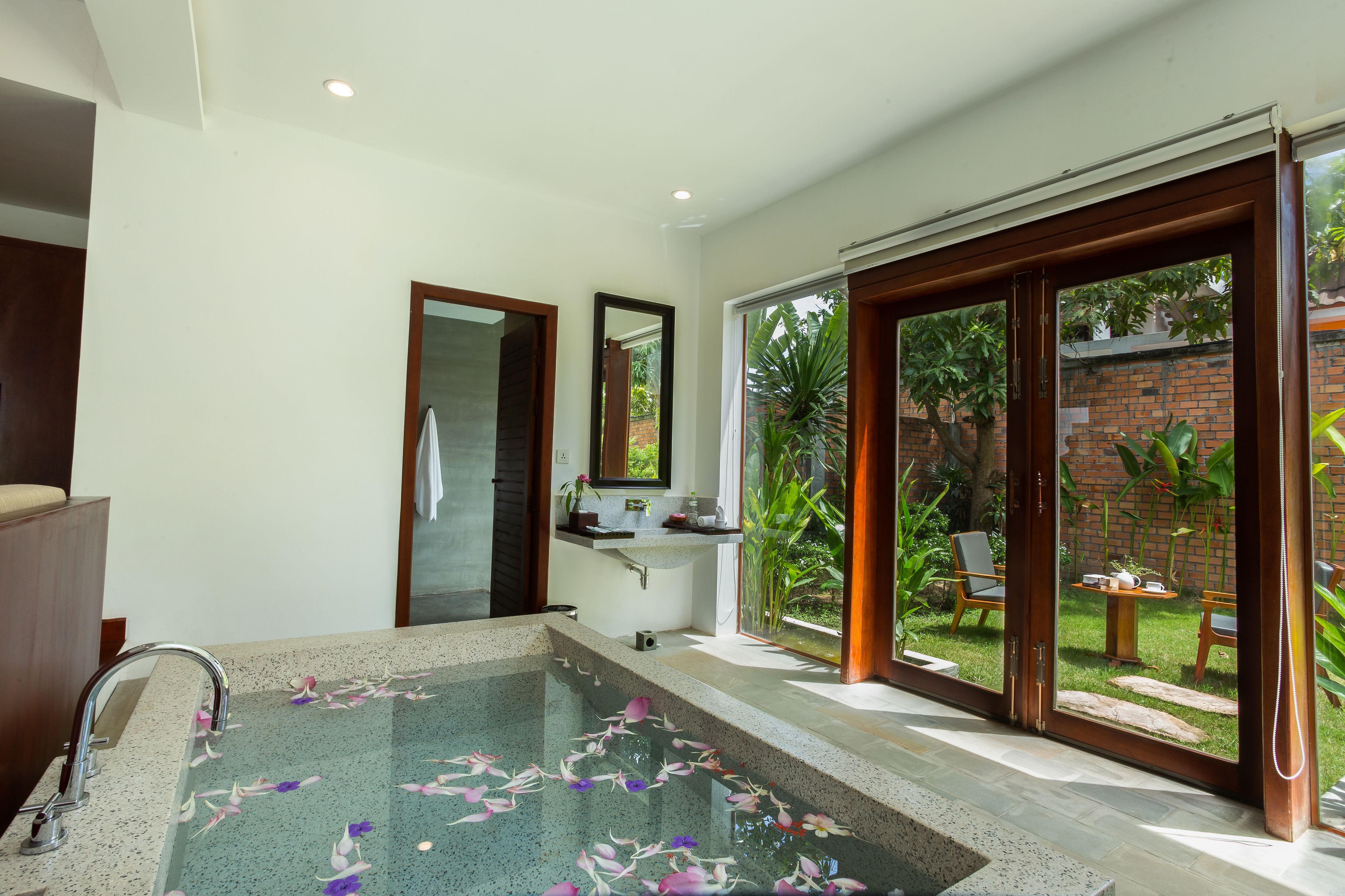 poolside suite | garden view