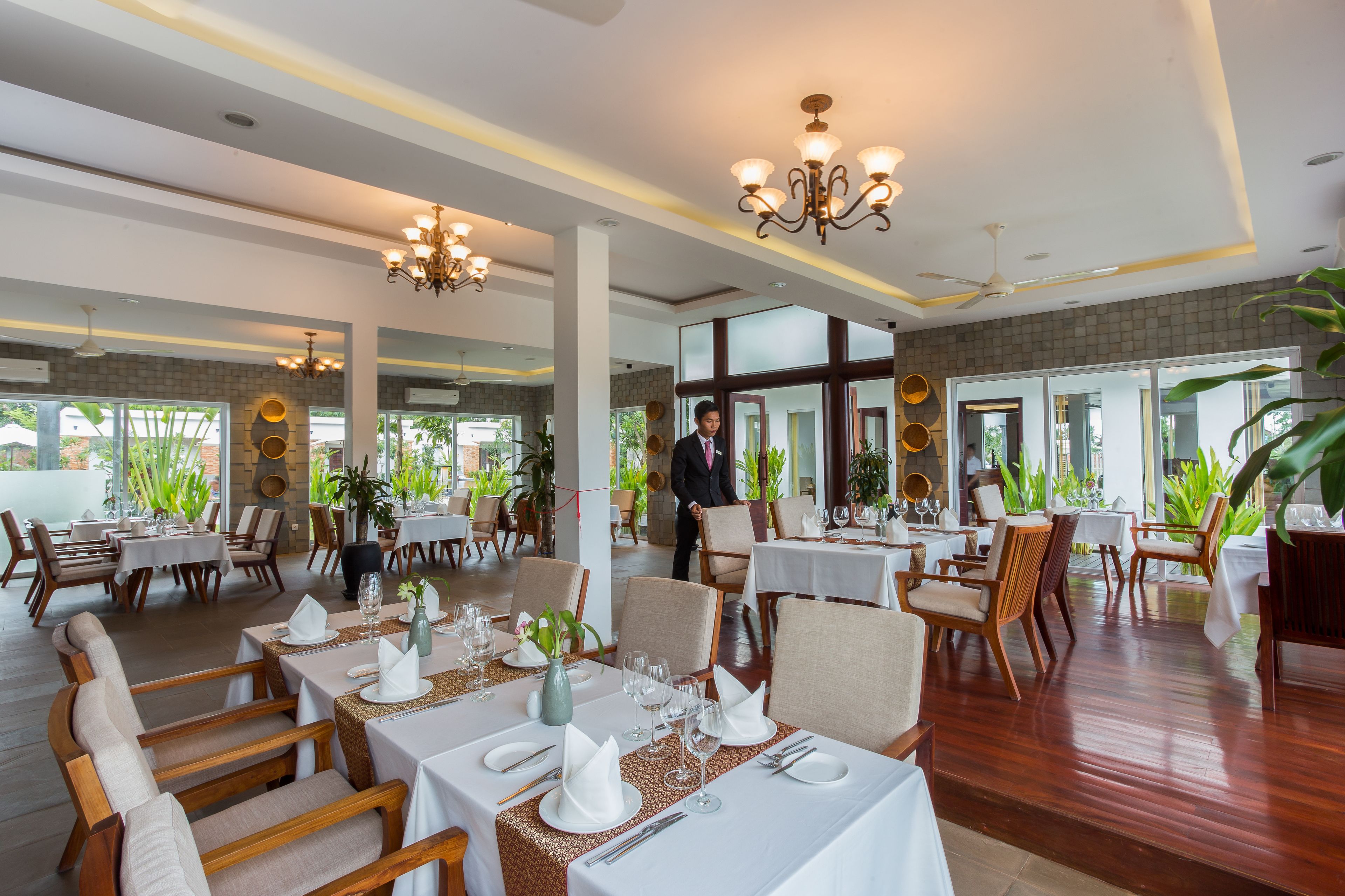 breakfast, lunch, dinner served; international cuisine, pool views