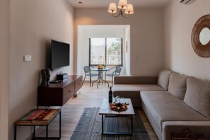 24-inch Smart TV with cable channels, TV - Canary Hotel (Amman)