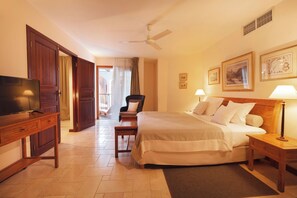 Suite | Minibar, in-room safe, individually decorated, individually furnished - Le Saint Alexis (Saint-Paul)