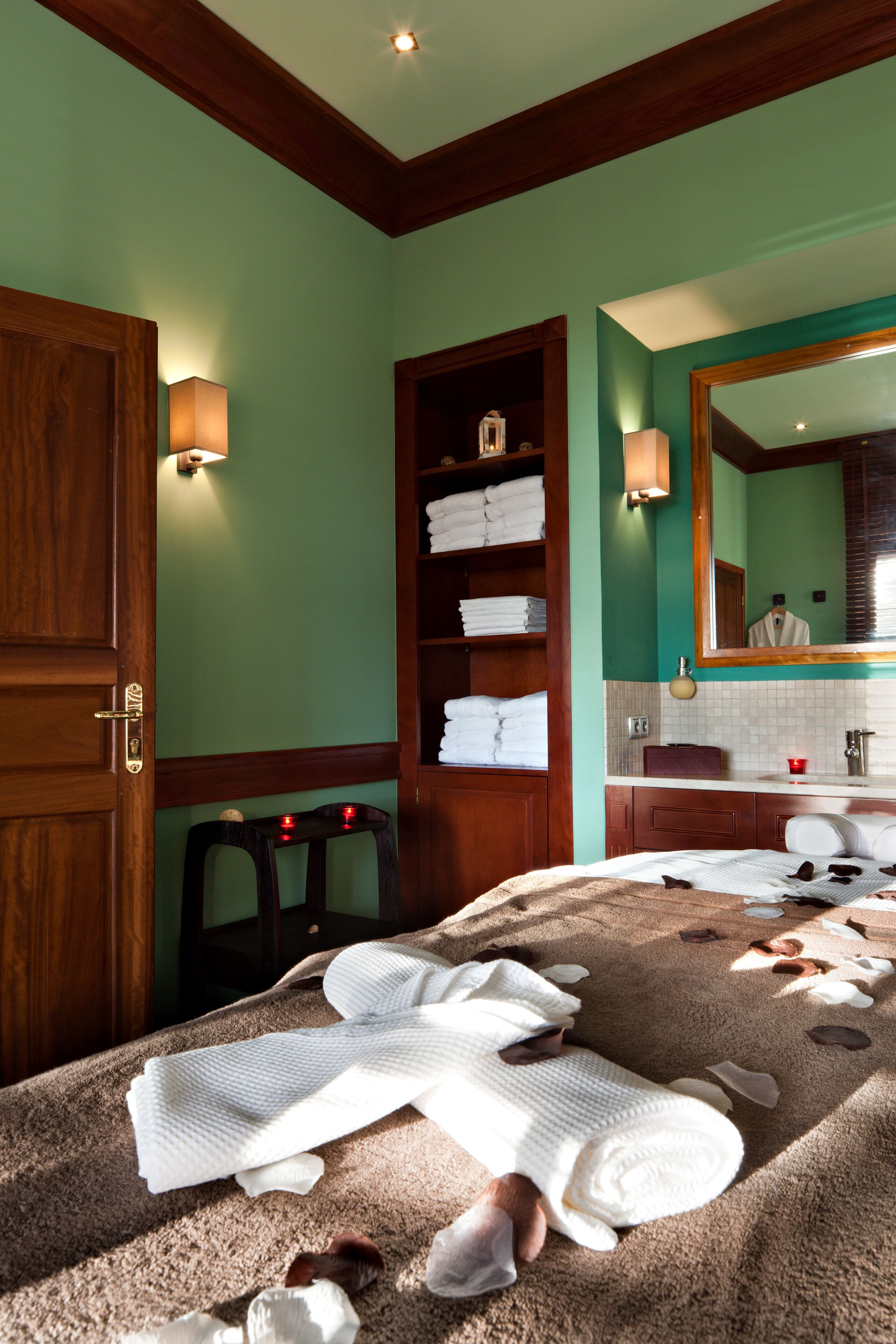 Bubbelpool, ångbastu, turkiskt bad/hamam och kroppsbehandlingar