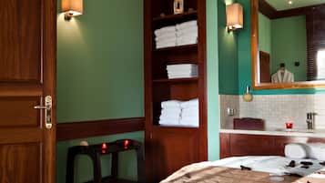 Bubbelpool, ångbastu, turkiskt bad/hamam och kroppsbehandlingar