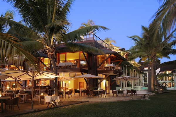 Déjeuner et dîner servis sur place, vue sur la plage