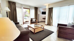 Minibar, in-room safe, individually decorated, individually furnished - Le Saint Alexis (Saint-Paul)