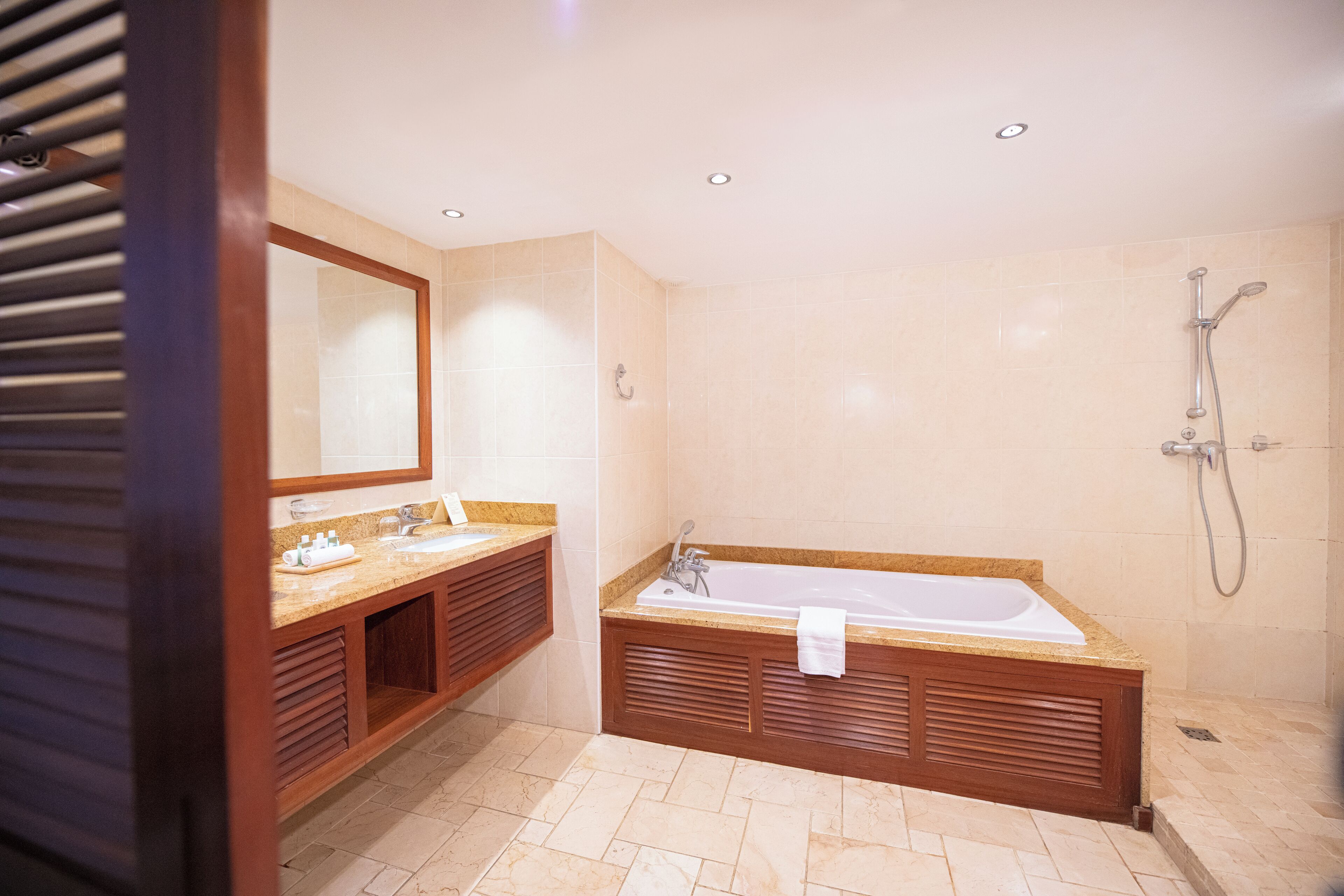 Un baño moderno con una bañera grande, un lavabo doble y zona de ducha.