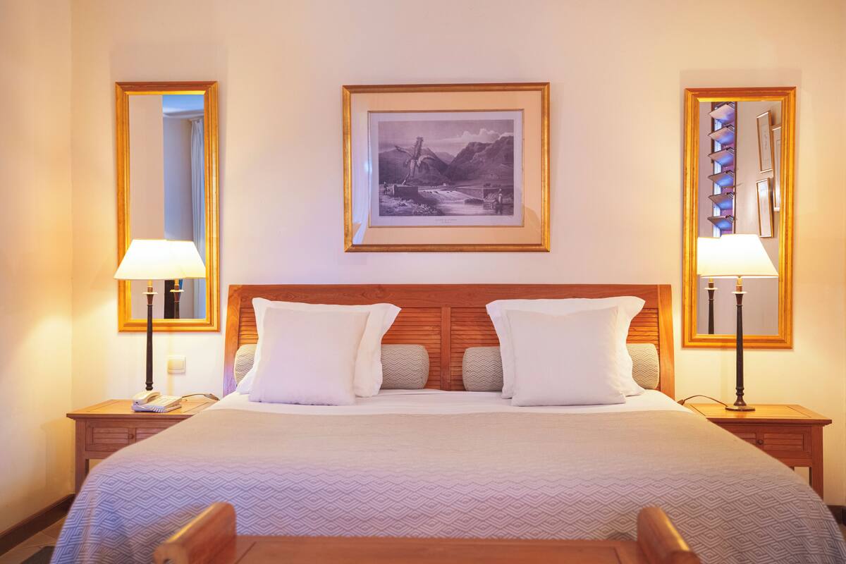 Junior Room | Minibar, in-room safe, individually decorated, individually furnished
