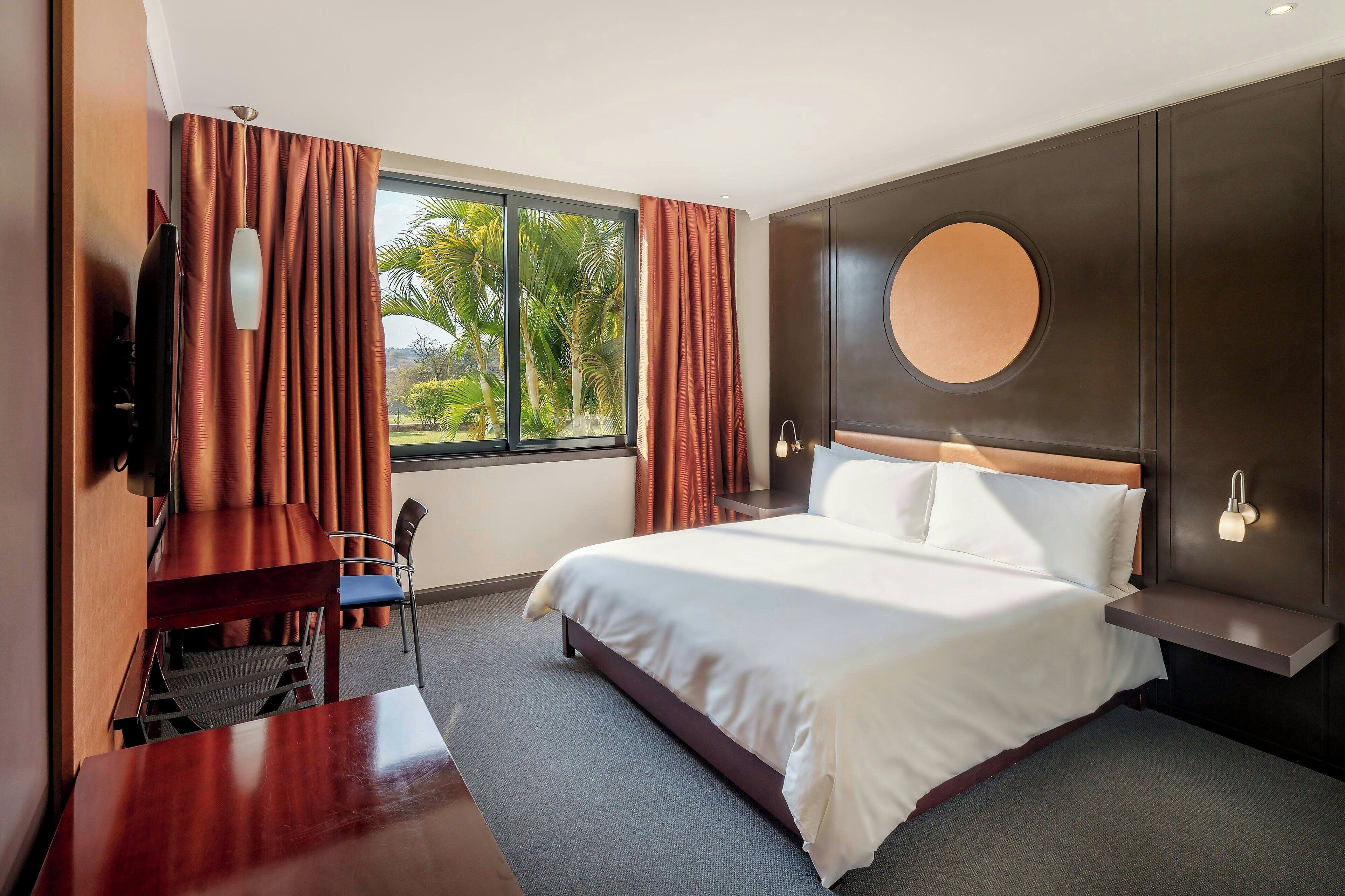 Kamar Deluks, 1 Tempat Tidur King, Boleh Merokok, pemandangan kebun | Brankas, meja kerja, setrika/meja setrika, dan tempat tidur bayi gratis