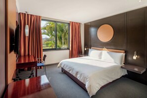 Deluxe-rum - 1 kingsize-säng - rökare - utsikt mot trädgården | Värdeförvaringsskåp på rummet, skrivbord och strykjärn/strykbräda